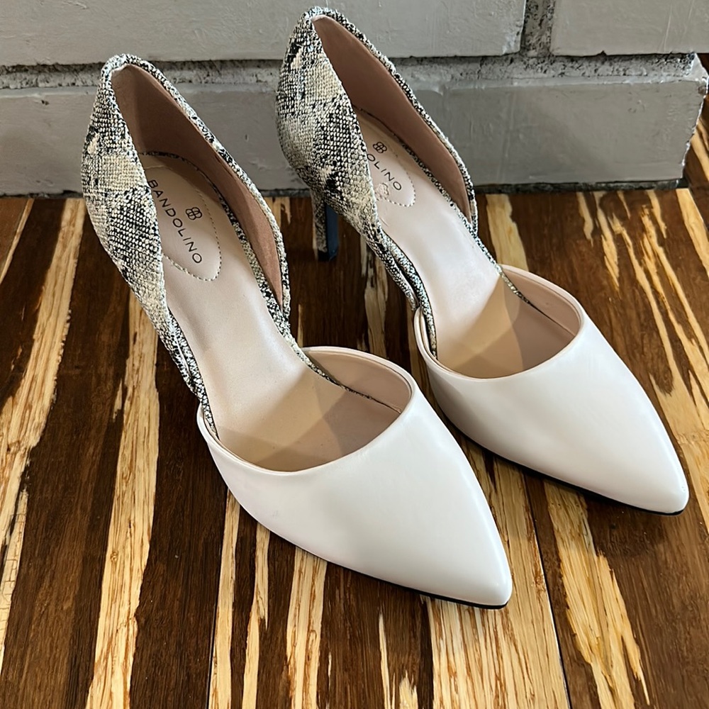 Like new! Bandolino pointed toe cream/snake skin print